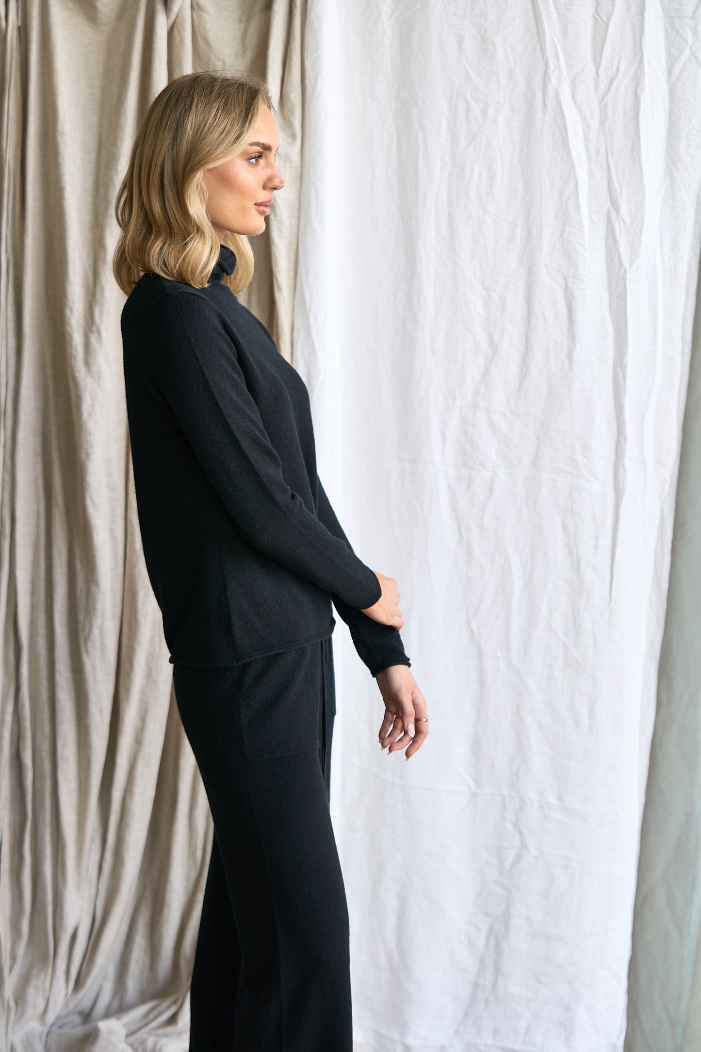 Women's High Neck Cashmere Sweater – 100% Pure Cashmere | Long Sleeve Knitwear
Elevate your winter wardrobe with our luxurious women's high neck cashmere sweater, crafted from 100% premium cashmere. This long sleeve sweater offers a flattering, relaxed fit and a chic high neckline for extra warmth and style.
Perfect for layering or wearing on its own, our cashmere knit is soft, breathable, and naturally insulating—ideal for cold-weather dressing. Designed in Australia and ethically made, this versatile