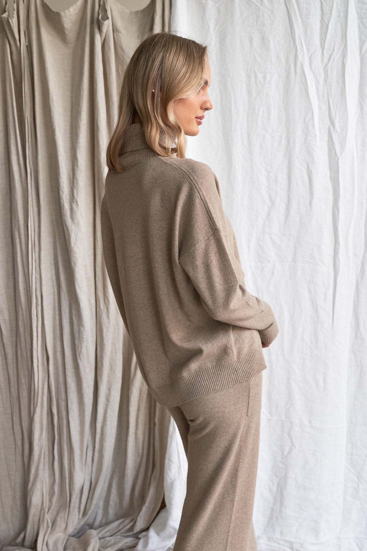 Mushroom Oversized Cashmere Sweater – Women’s High Neck Knit | 100% Pure Cashmere

Elevate your winter wardrobe with our oversized mushroom cashmere sweater, crafted from 100% ethically sourced pure cashmere. Featuring a relaxed, slouchy silhouette, a cozy high neckline, and a soft neutral mushroom tone, this luxurious women’s knit is ideal for effortless layering.

Designed with dropped shoulders and ribbed detailing, this high neck oversized sweater delivers breathable warmth and all-day comfort — a timel