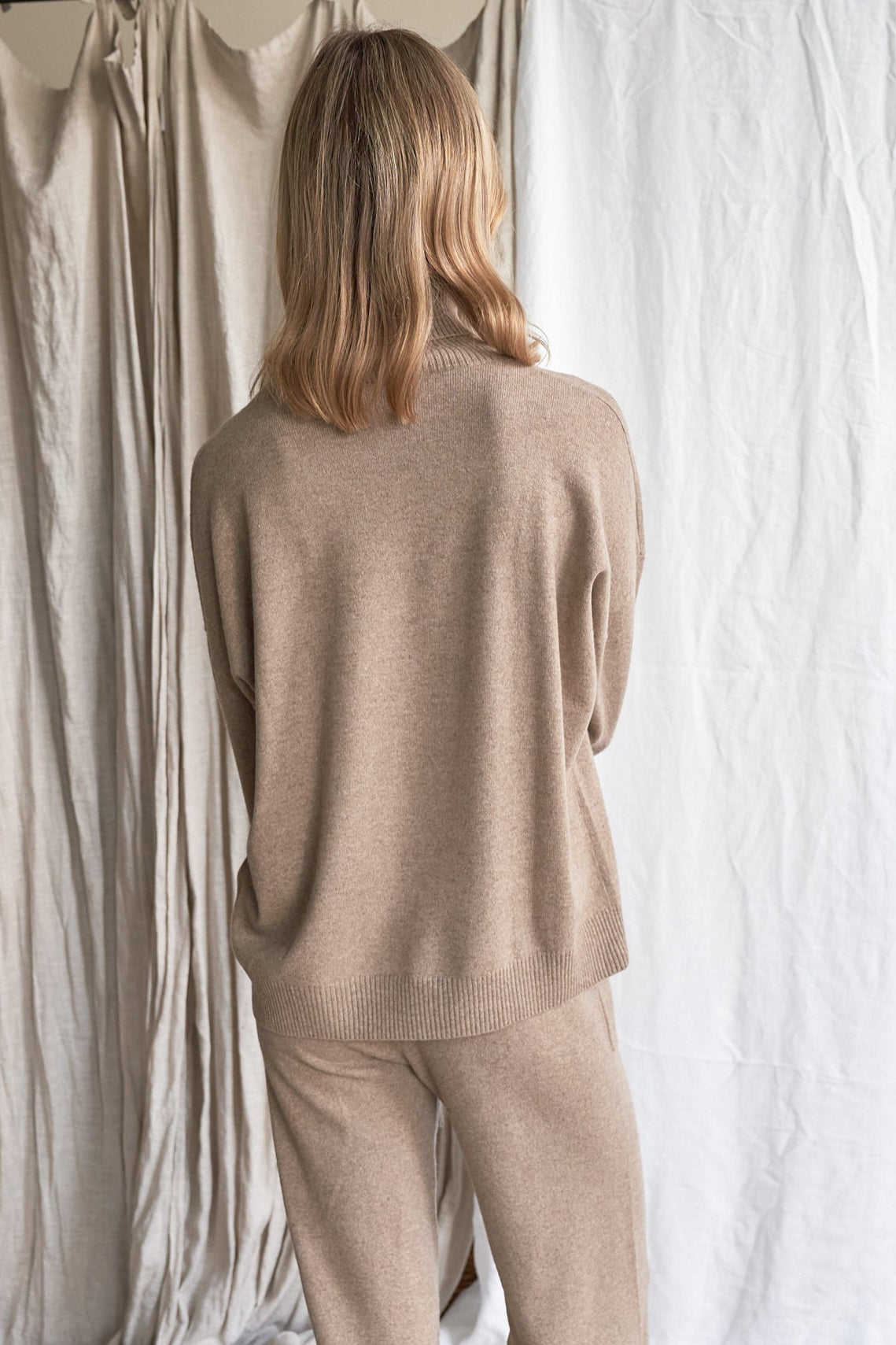 Mushroom Oversized Cashmere Sweater – Women’s High Neck Knit | 100% Pure Cashmere

Elevate your winter wardrobe with our oversized mushroom cashmere sweater, crafted from 100% ethically sourced pure cashmere. Featuring a relaxed, slouchy silhouette, a cozy high neckline, and a soft neutral mushroom tone, this luxurious women’s knit is ideal for effortless layering.

Designed with dropped shoulders and ribbed detailing, this high neck oversized sweater delivers breathable warmth and all-day comfort — a timel
