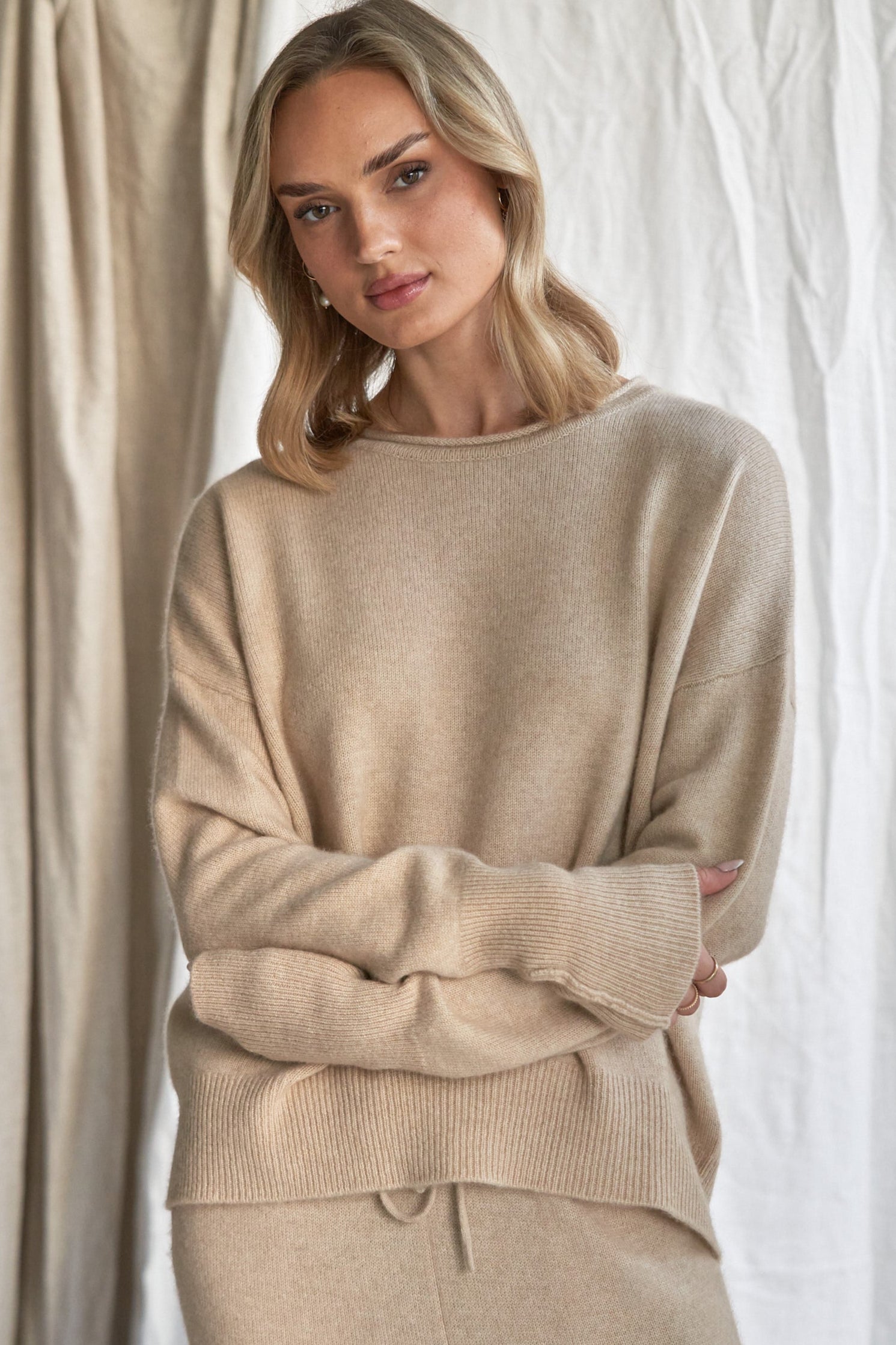 Oatmeal Cashmere Sweater with Rolled Edges – Women’s Relaxed Fit | 100% Pure Cashmere

Add quiet elegance to your wardrobe with our oatmeal cashmere sweater, crafted from 100% pure, ethically sourced cashmere and finished with soft rolled edges for a naturally relaxed look. This women’s cashmere knit features a slightly boxy silhouette, a cozy feel, and a versatile neutral tone that styles effortlessly from season to season.

Lightweight yet insulating, this timeless sweater is perfect for layering or weari