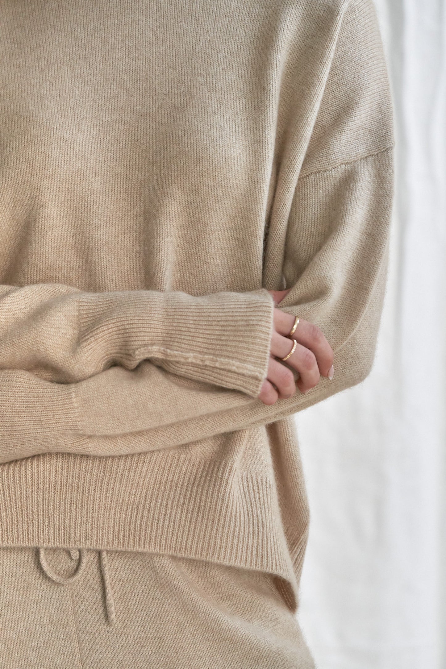 Oatmeal Cashmere Sweater with Rolled Edges – Women’s Relaxed Fit | 100% Pure Cashmere

Add quiet elegance to your wardrobe with our oatmeal cashmere sweater, crafted from 100% pure, ethically sourced cashmere and finished with soft rolled edges for a naturally relaxed look. This women’s cashmere knit features a slightly boxy silhouette, a cozy feel, and a versatile neutral tone that styles effortlessly from season to season.

Lightweight yet insulating, this timeless sweater is perfect for layering or weari