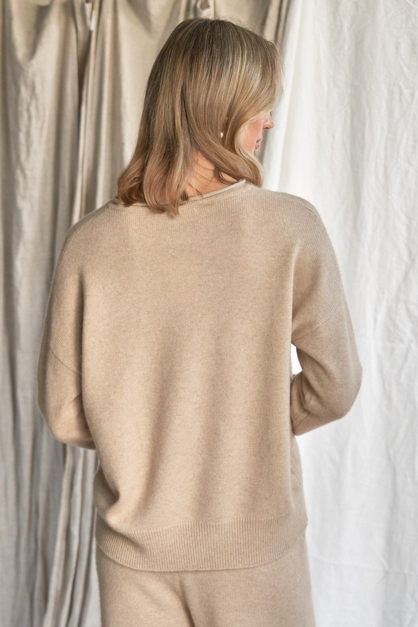 Oatmeal Cashmere Sweater with Rolled Edges – Women’s Relaxed Fit | 100% Pure Cashmere

Add quiet elegance to your wardrobe with our oatmeal cashmere sweater, crafted from 100% pure, ethically sourced cashmere and finished with soft rolled edges for a naturally relaxed look. This women’s cashmere knit features a slightly boxy silhouette, a cozy feel, and a versatile neutral tone that styles effortlessly from season to season.

Lightweight yet insulating, this timeless sweater is perfect for layering or weari