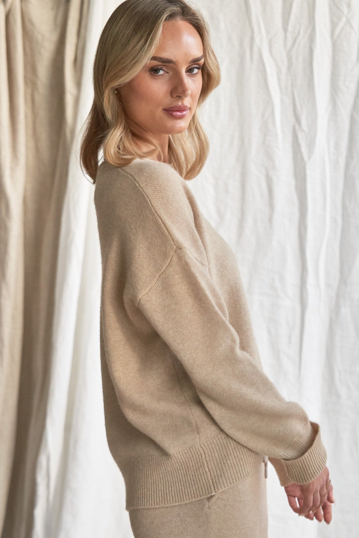 Oatmeal Cashmere Sweater with Rolled Edges – Women’s Relaxed Fit | 100% Pure Cashmere

Add quiet elegance to your wardrobe with our oatmeal cashmere sweater, crafted from 100% pure, ethically sourced cashmere and finished with soft rolled edges for a naturally relaxed look. This women’s cashmere knit features a slightly boxy silhouette, a cozy feel, and a versatile neutral tone that styles effortlessly from season to season.

Lightweight yet insulating, this timeless sweater is perfect for layering or weari